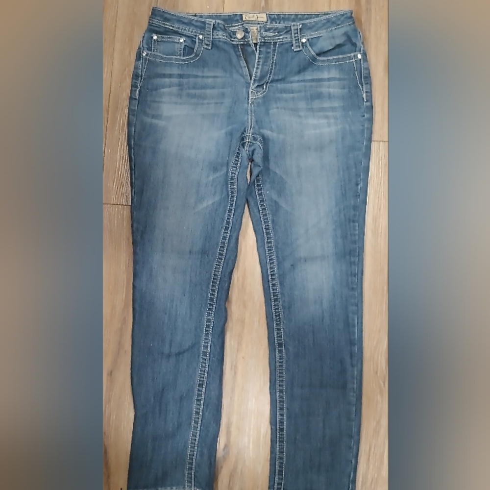 Ladies jeans size 14 by Earl jeans they have rhinestones and are blue in color